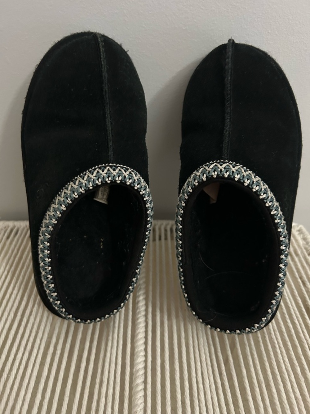 UGG Kids Tasman II Slipper in Black with Contrast Trim - Picture 3 of 6